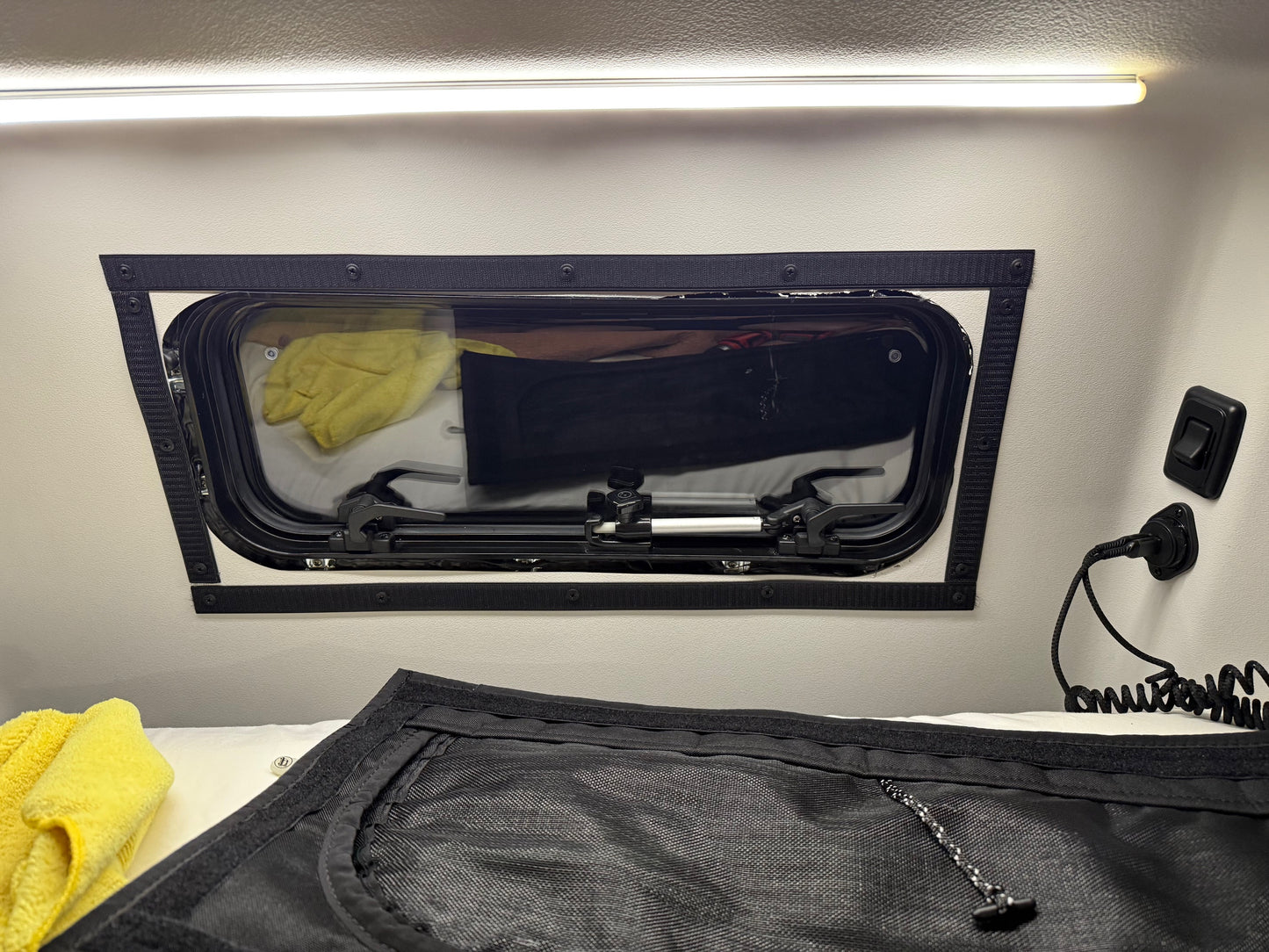 Tiffin GH1  - Adventure Bar Window Zipper Shades
