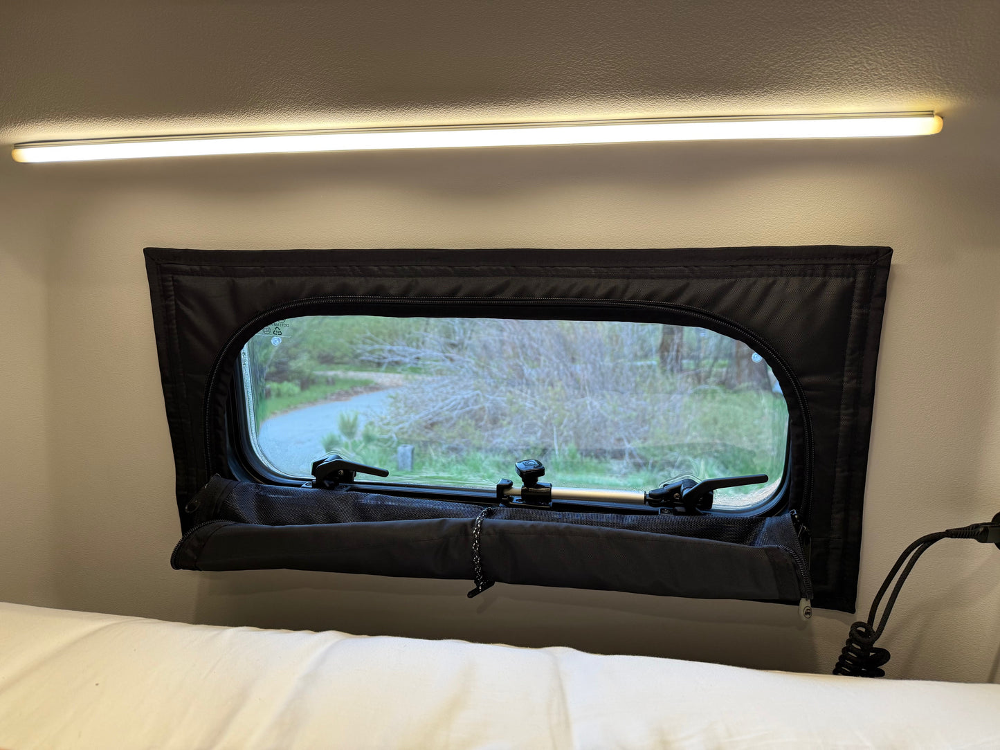 Tiffin GH1  - Adventure Bar Window Zipper Shades