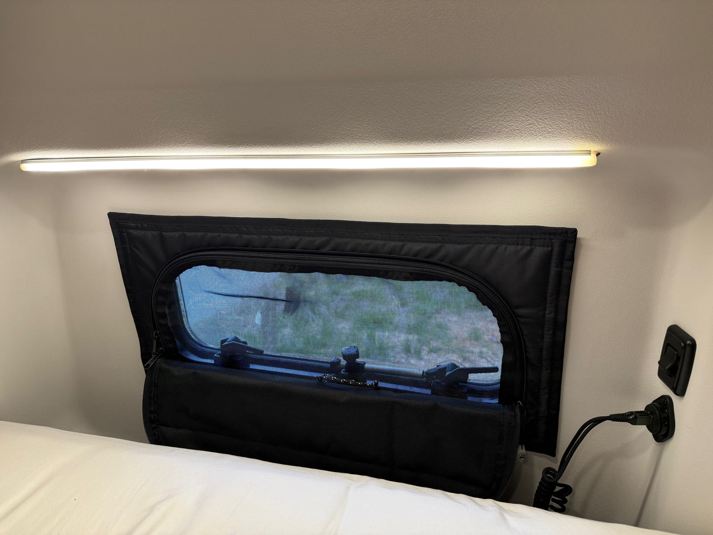 Tiffin GH1  - Adventure Bar Window Zipper Shades
