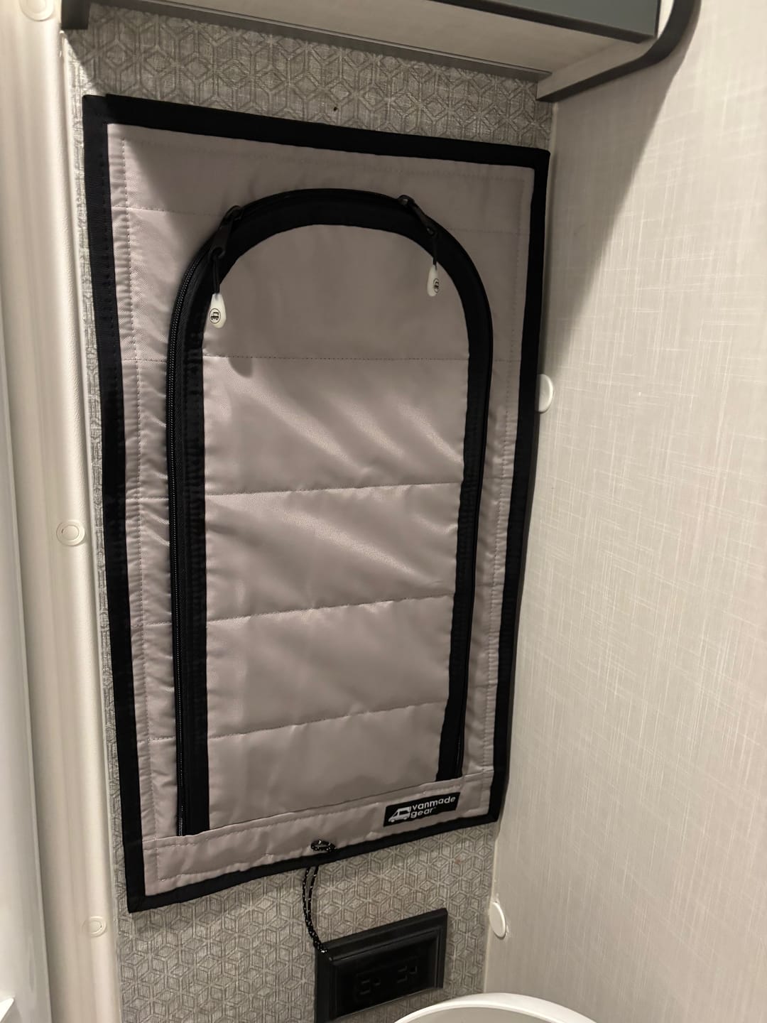 Sprinter Ekko - Bathroom Zipper Shade