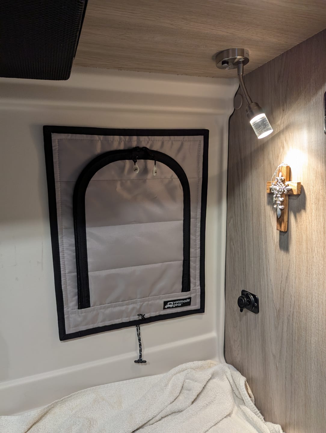 nn_opu様 No.13 RV チャームB Promaster Travato - Bed Window Zipper Shade Series – Vanmade Gear